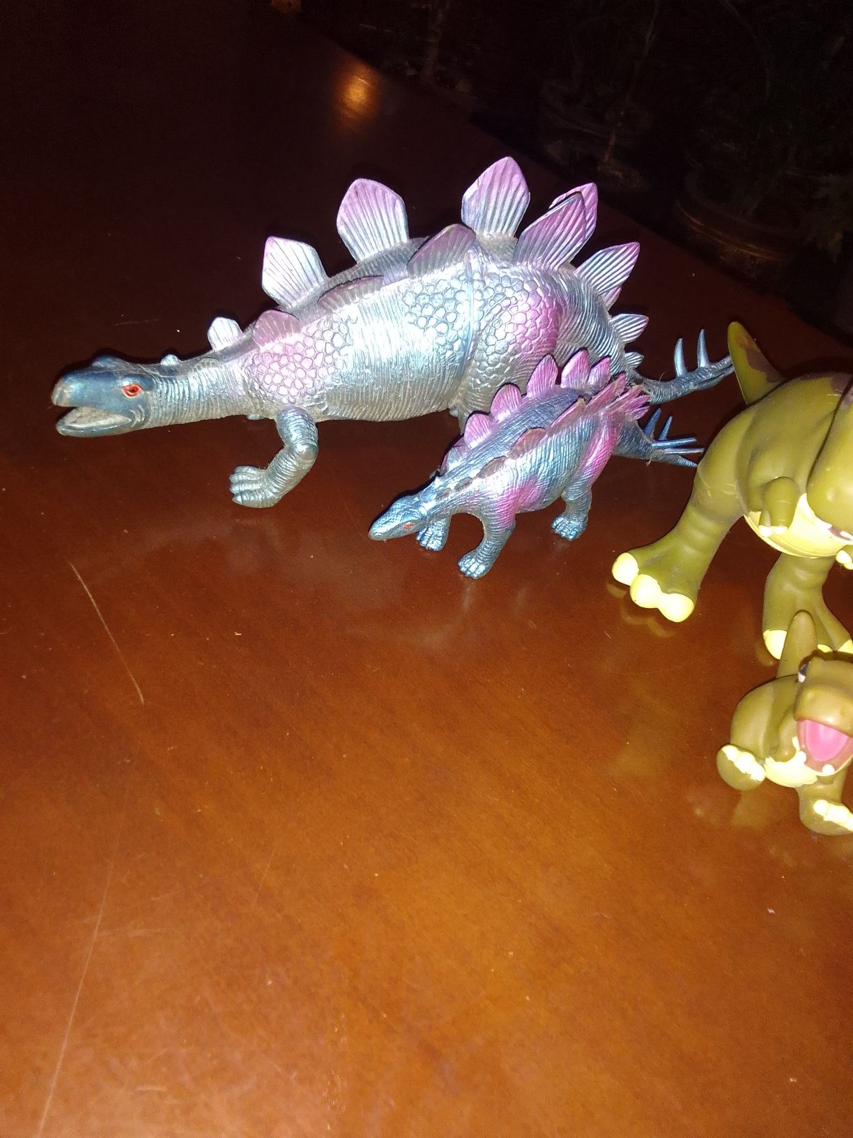 Dwie rodzinki dinozaurów.