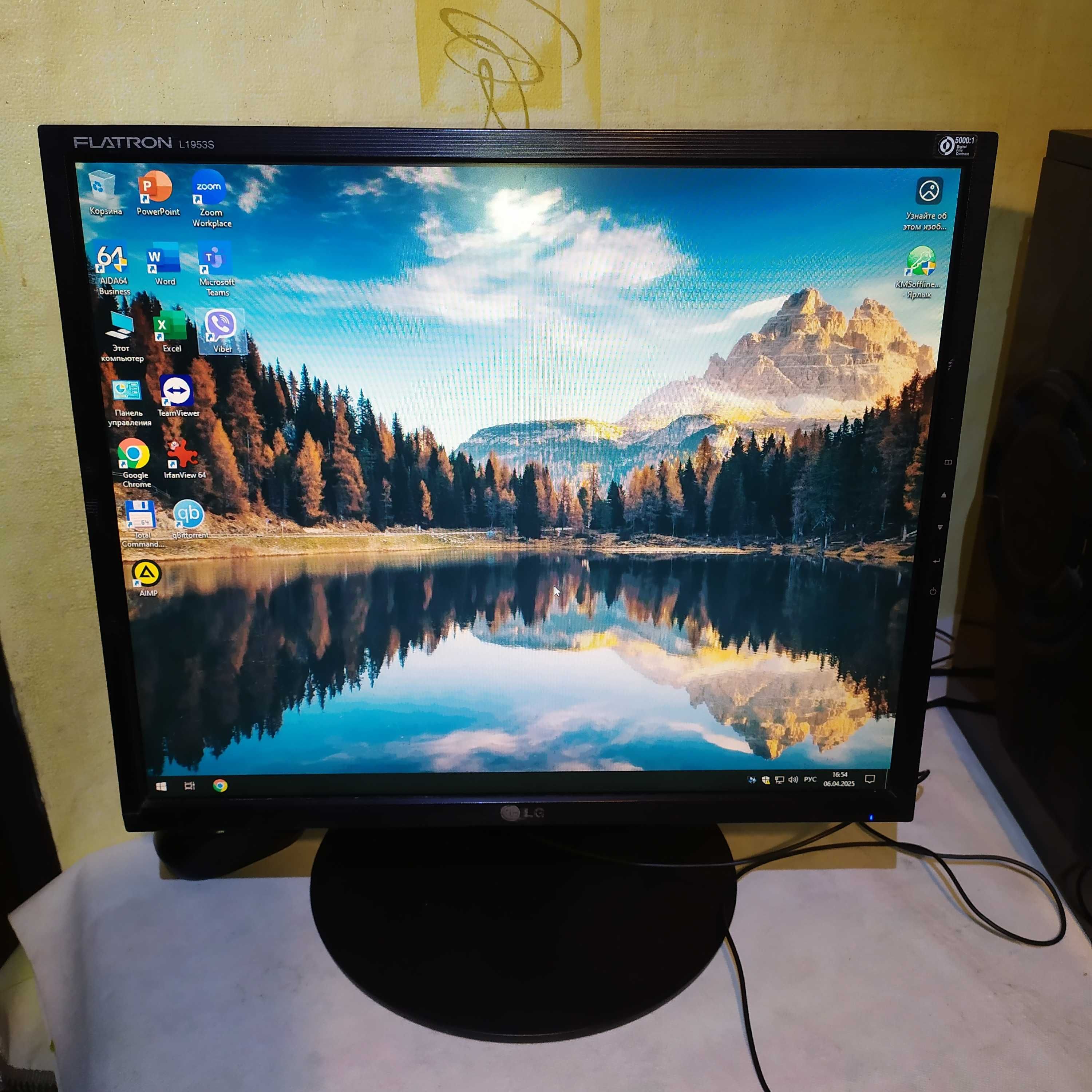 Монітор LG 19 дюймів з поворотною ногою