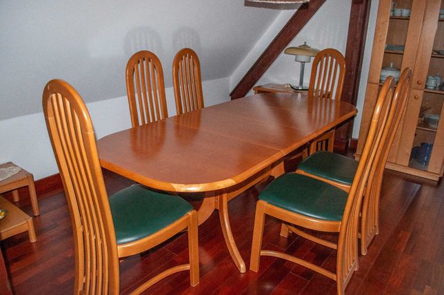 sprzedam stół drewniany z krzesłami