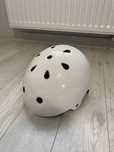 Biały kask na rolki lub inne do innych sportów