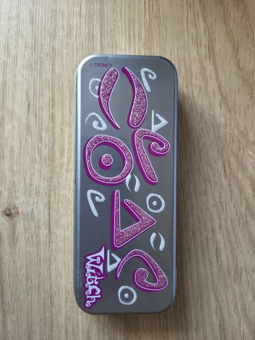 Metalowy piórnik Witch