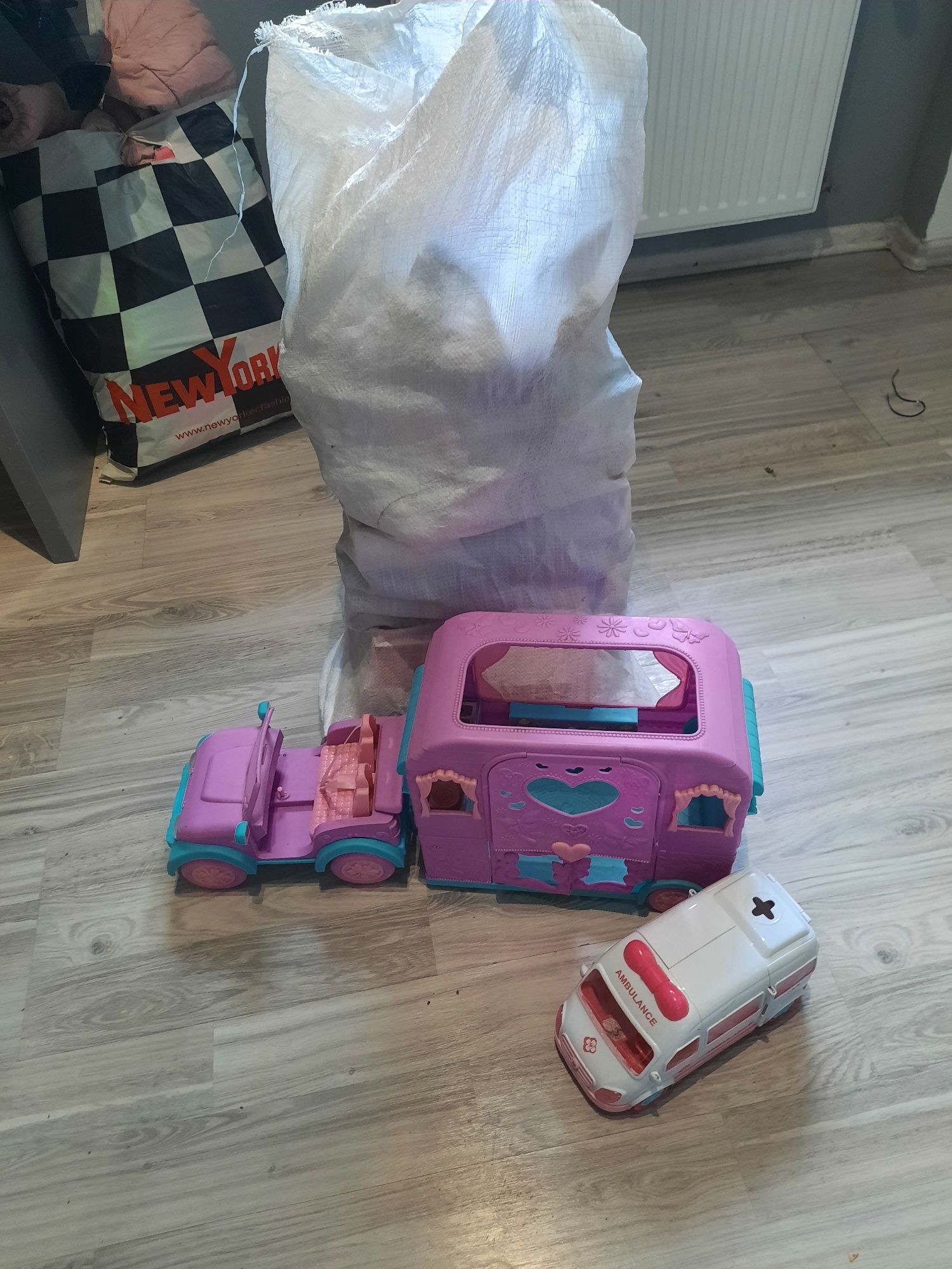 Cztery lalki   plus cały auto I cały worek