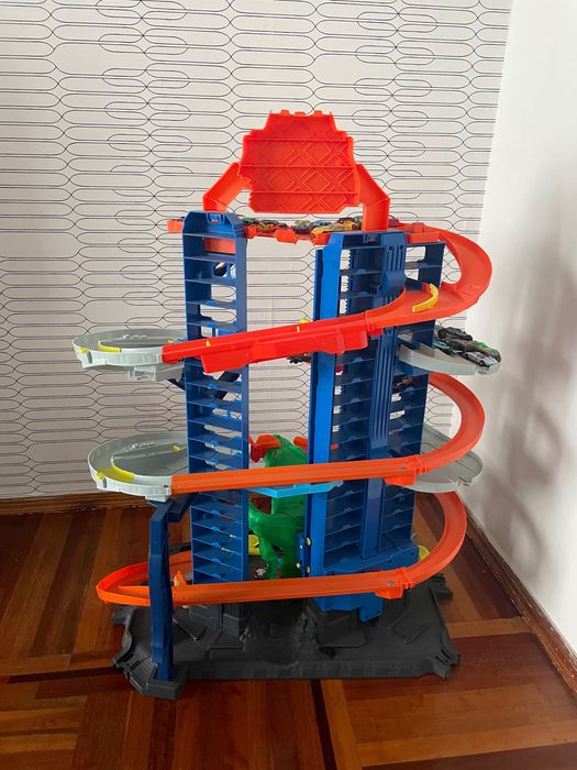 Автотрек Hot Wheels  Супер Гараж паркинг гигант с динозавром Ти Рекс