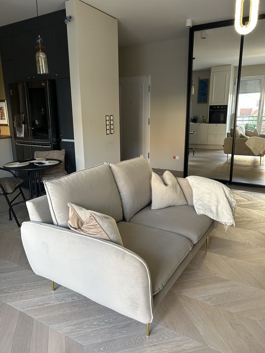 Sofa 2 os. aksamitna kolor beż, zlote nóżki. Stan idealny!