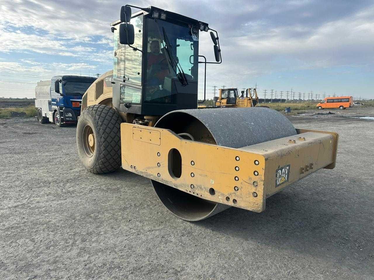 Послуги грунтового катку JCB 116D та CAT CS74B