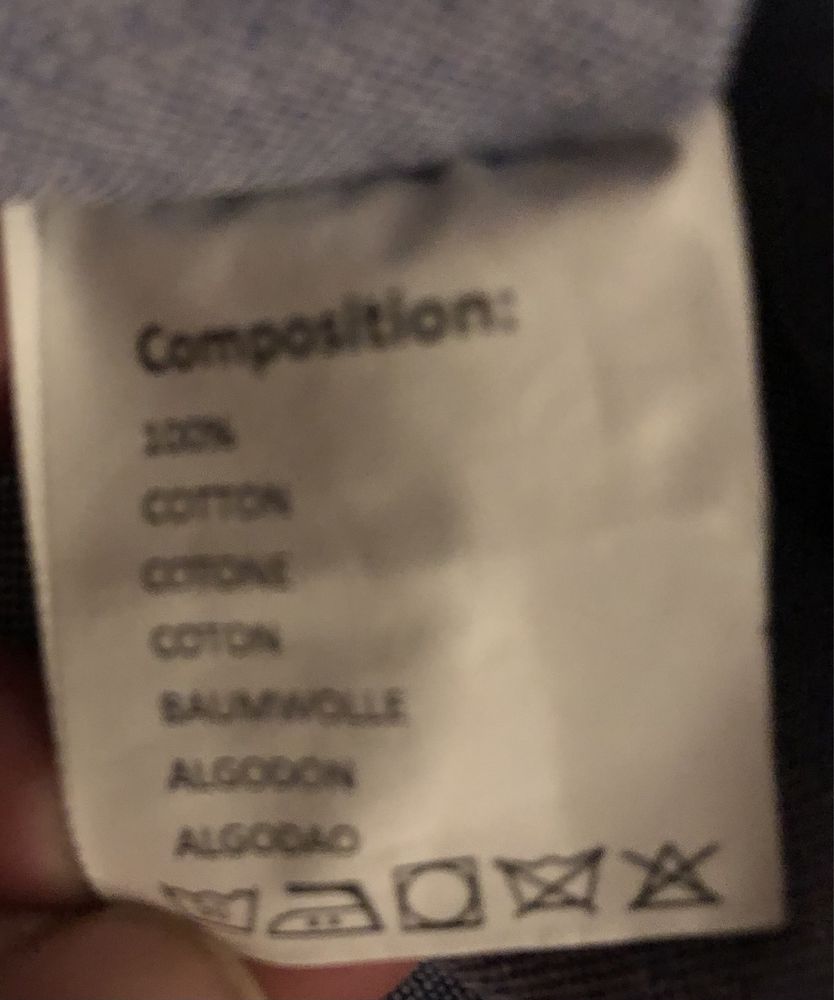 Camisa  azul lisa, quase nova , botoēs na gola