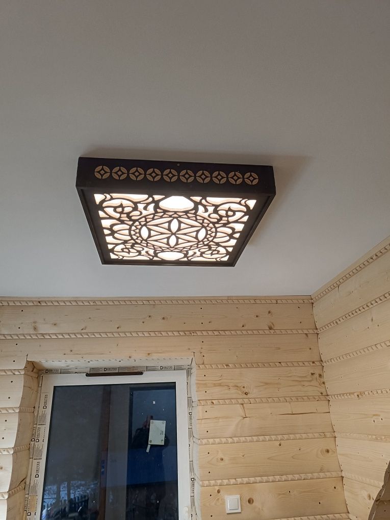Lampy LED w stylu góralskim – ciepłe światło 4000K, idealne do drewna