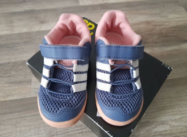 Buty sportowe Adidas rozmiar 22 super lekkie, wkładka 13,5cm