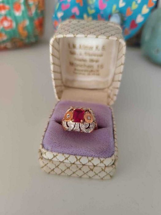 Anel em ouro e prata com pedras preciosas. Reprodução da época.