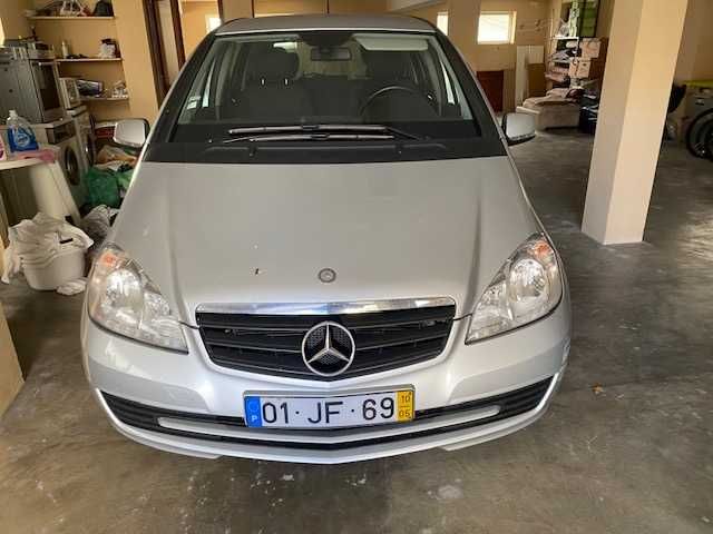 Mercedes classe A em bom estado, poucos km.