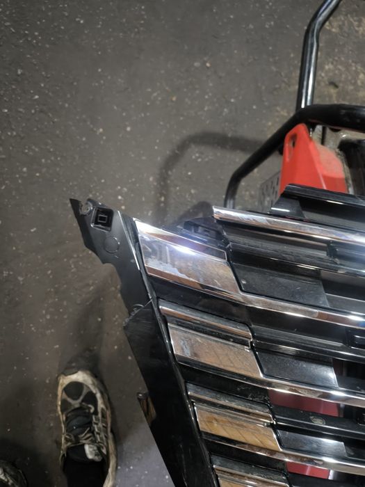 Продам передню решітку нісан рог