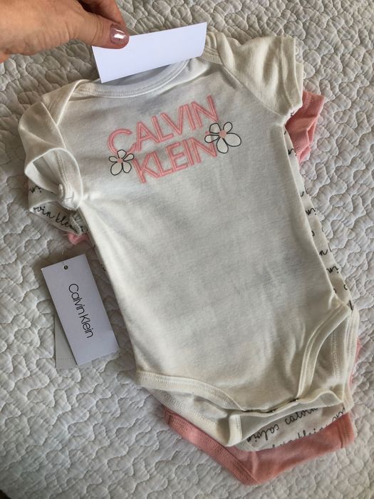 Calvin Klein komplet 3 czesci na 3 - 6 m lub 6 - 9 miesiecy