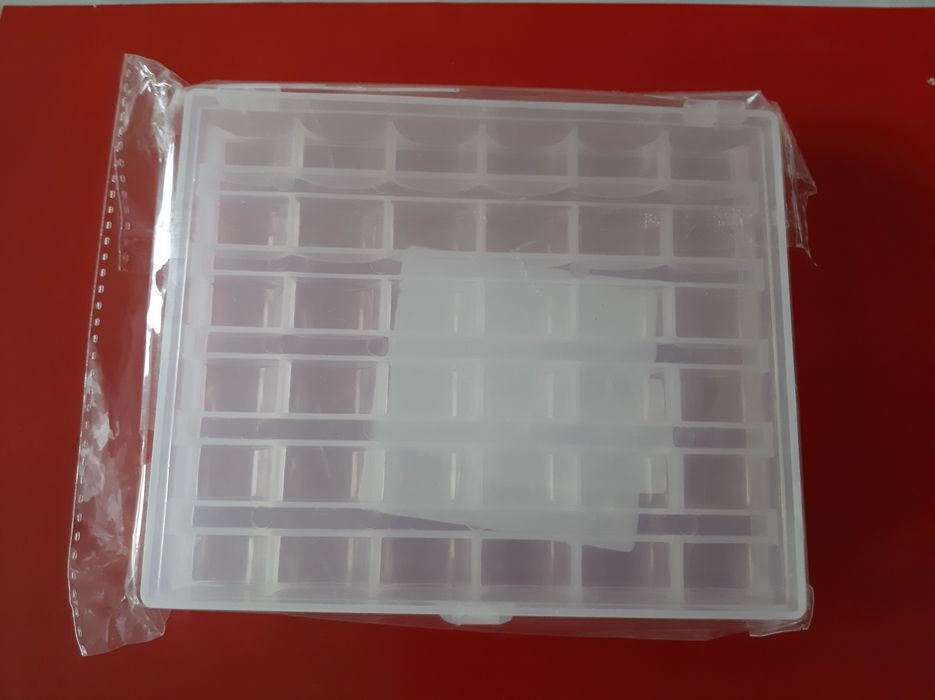 Pudełko na szpulki nici do maszyny