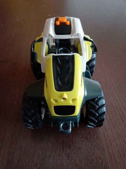 Traktor wydający dźwięki długość 19cm