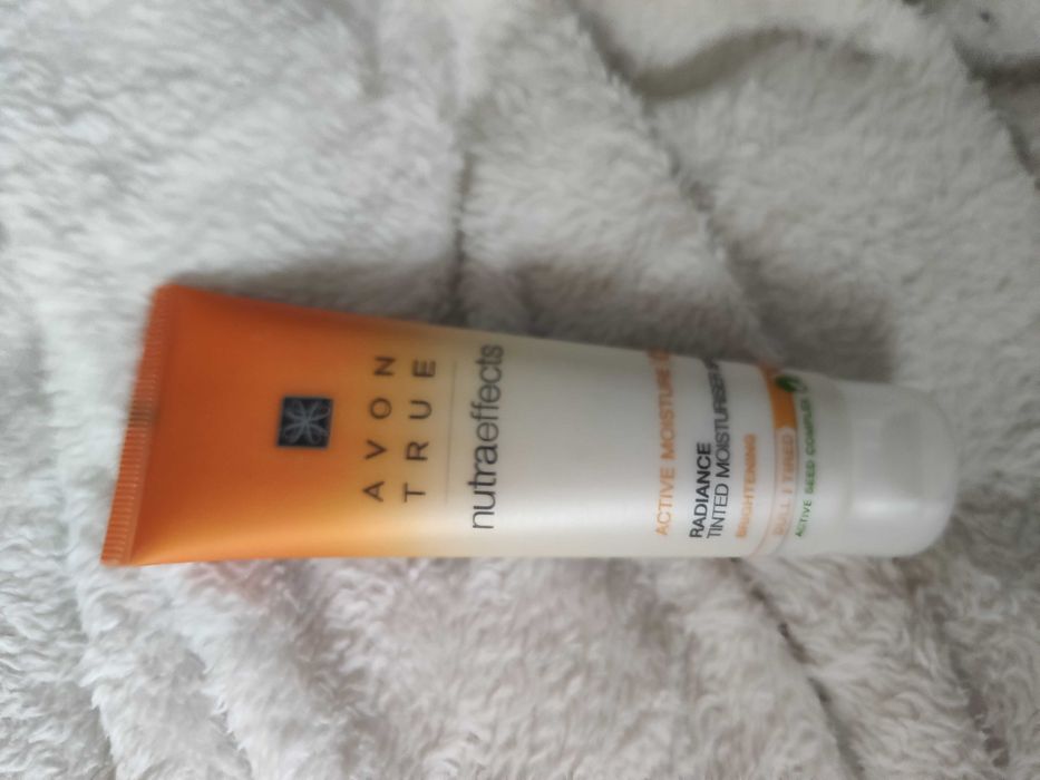 Avon krem nawilżająco koloryzujący spf 20