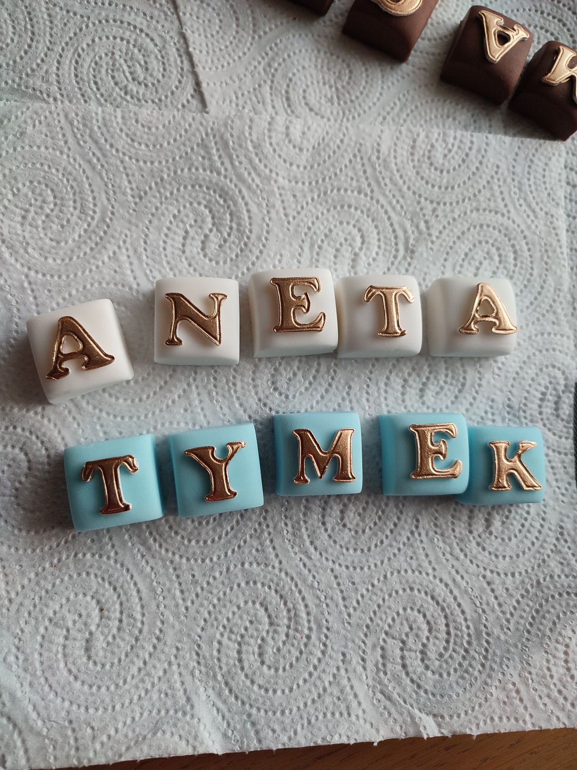 Kostki z imieniem z masy cukrowej dekoracja na tort