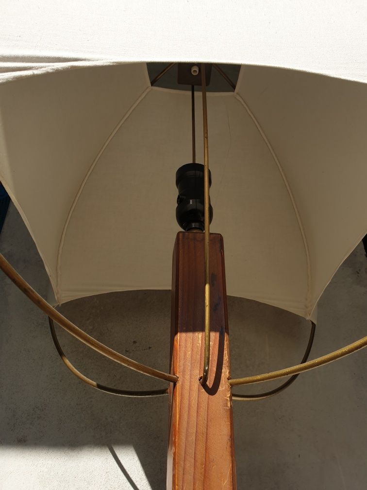 Lampka podłogowa PRL retro 152cm z białym kloszem abażurem drewniana