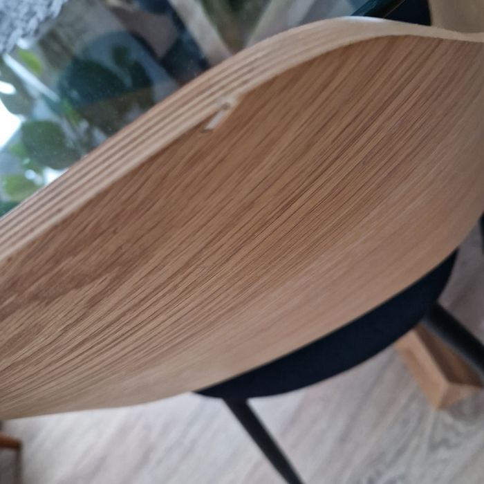 Piękny okrągły stół i krzesła