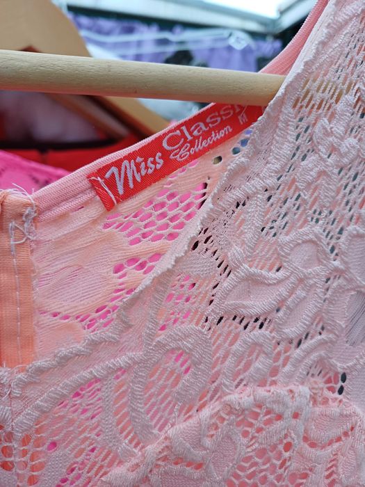 Dwie koronkowe ,wyjściowe sukienki.