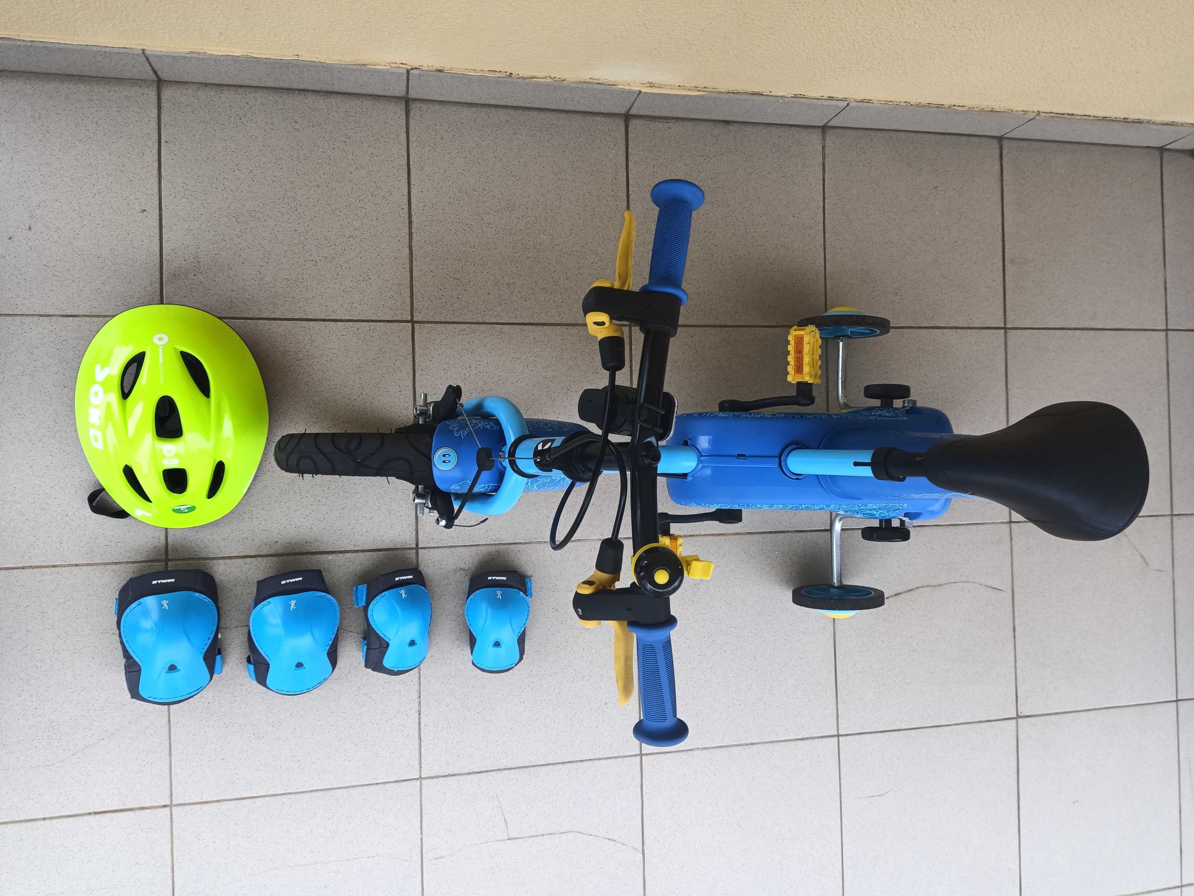 Conjunto de bicicleta de aprendizagem, capacetes e proteções
