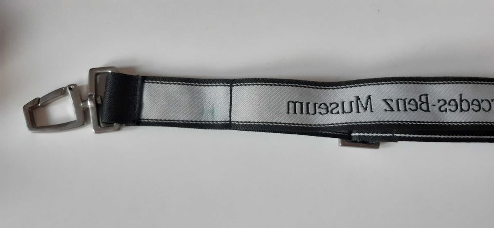 oryginalna smycz z muzeum mercedesa z Niemiec