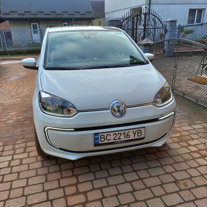 Автомобіль Woltsvagen e-up 2013р білий колі,в гарному стані
