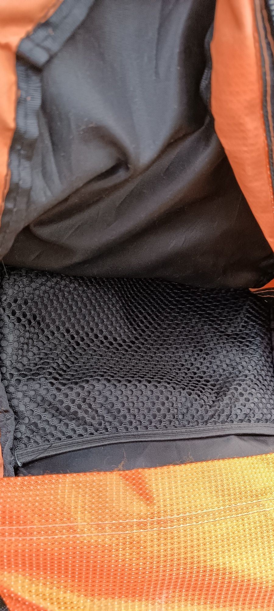 Mochila de caminhada espaçosa e segura