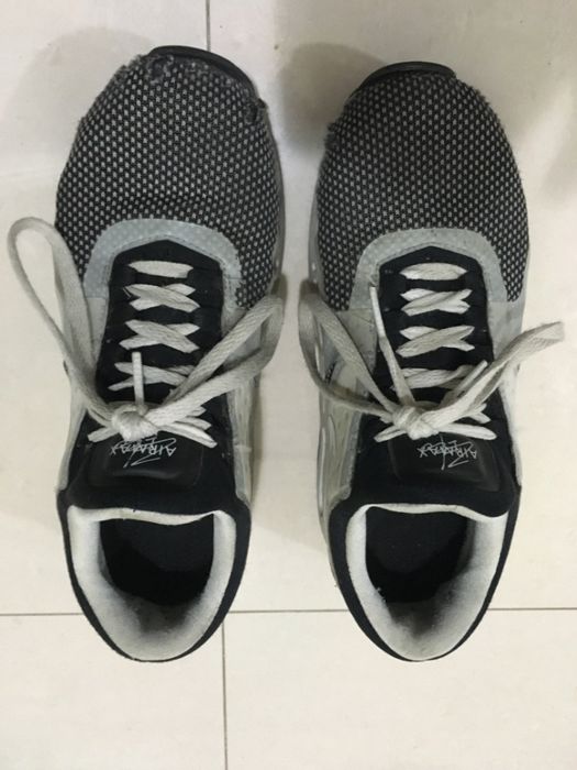 Ténis Nike Air Max cinza e branco 35