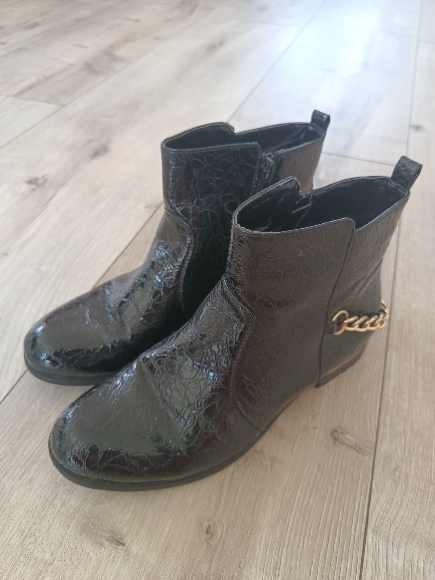 Botki lakierowane r 40