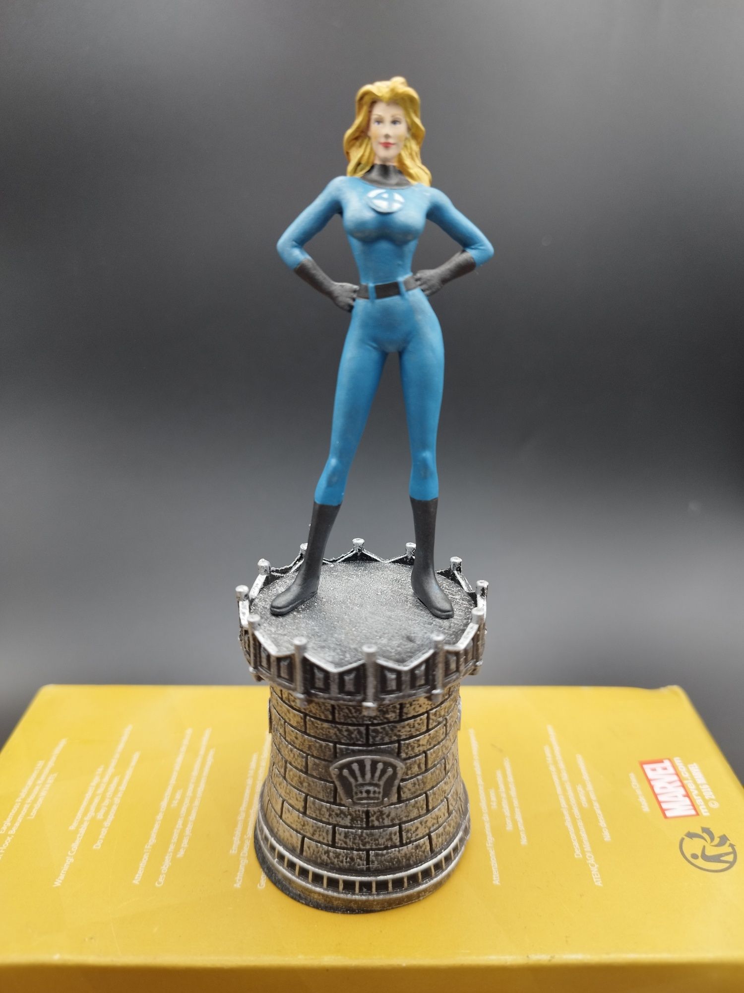 Figurka Marvel szachowa Invisible Woman ok 13 cm