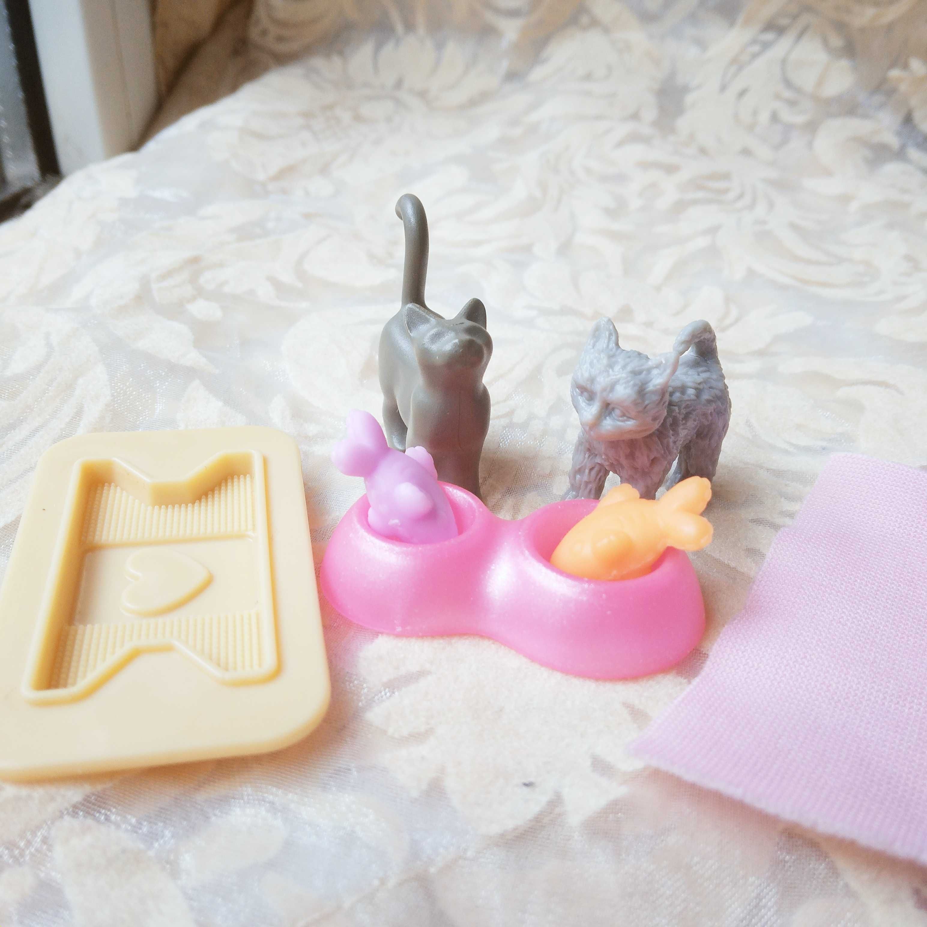 Dla lalka Barbie dwa koty, zwierzęta