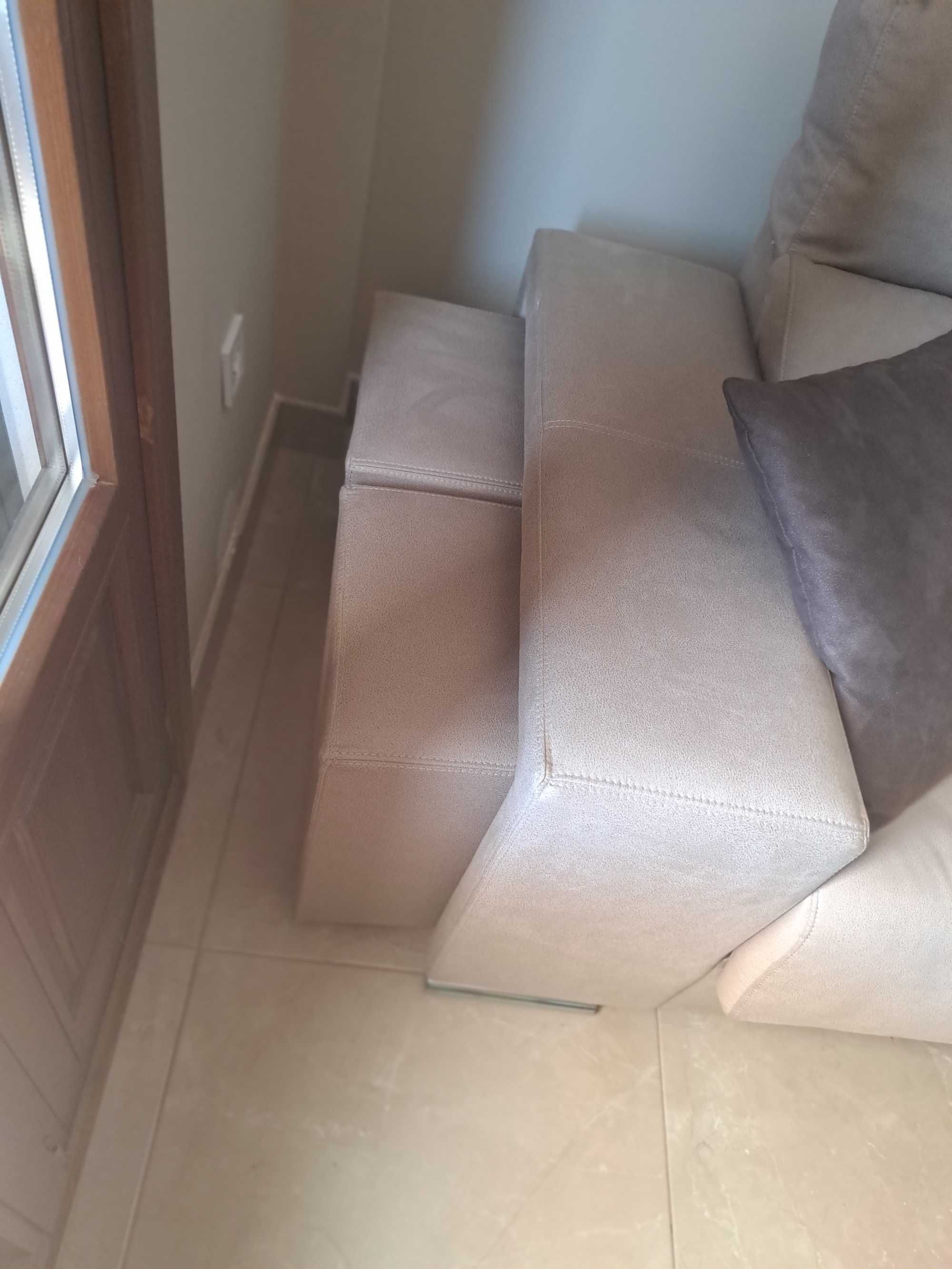 Sofa com dois puffs e arrumação