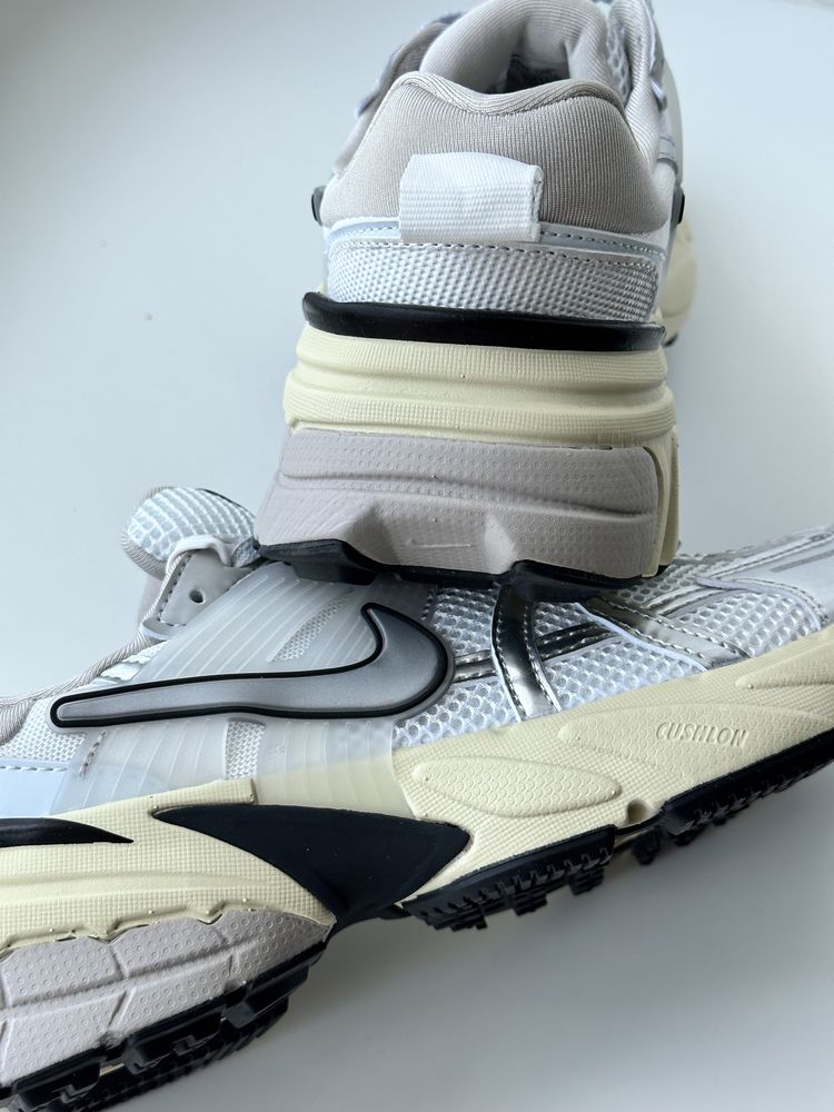 Кросівки Nike V2K Run Summit White Metallic Silver  FD0736-100-38