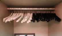 Cabides de roupas 96 (78 pretos e 18 brancos)
