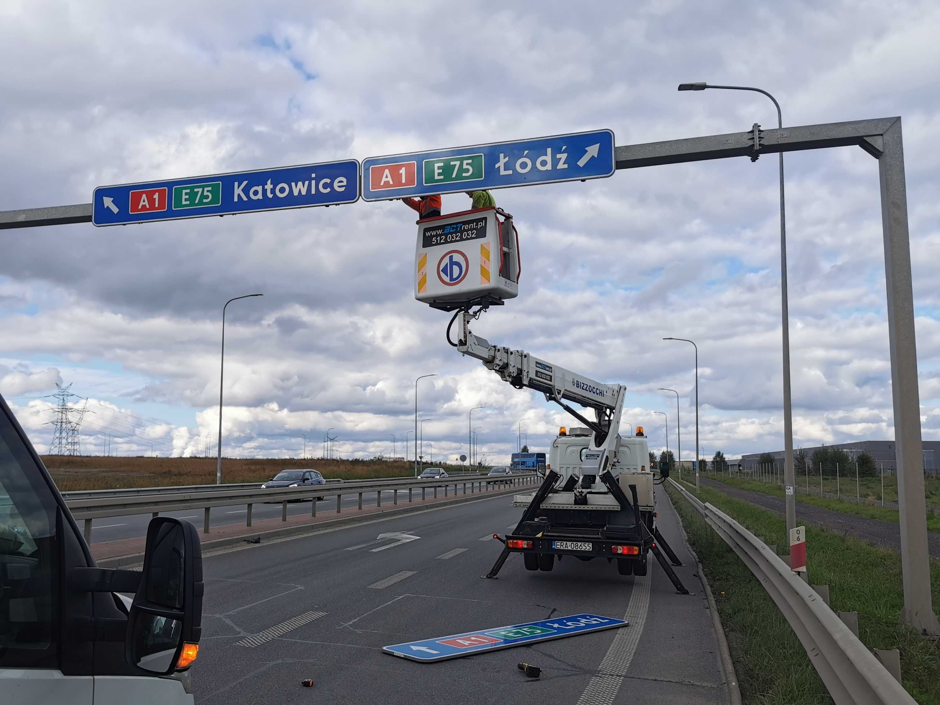 Zwyżka podnośnik, ładowarka teleskopowa, dźwig, rozładunek minikoparka