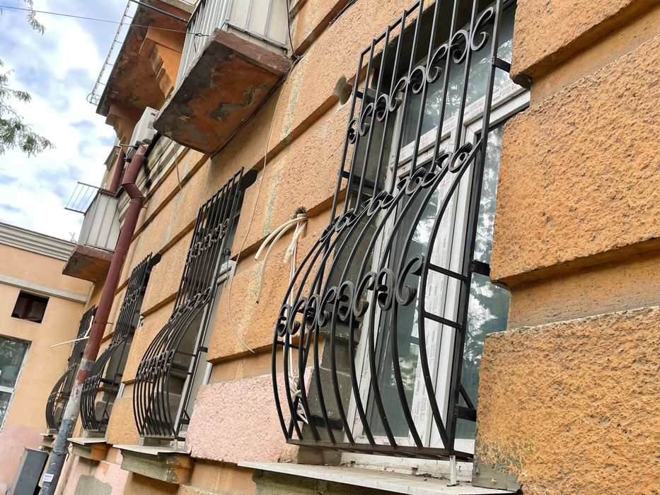 Решётки на окна с элементами ковки