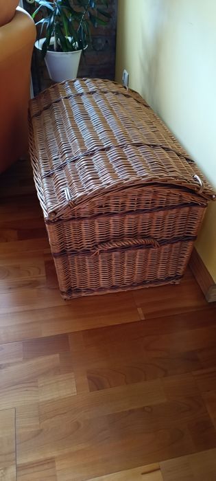 Duży kosz wiklinowy.