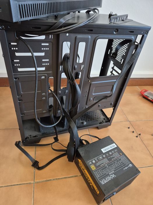 Fonte BitFenix Whisper M 650W 80Plus gold e caixa Nox Hummer