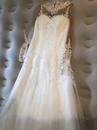 Śliczna długa suknia ślubna z rękawem