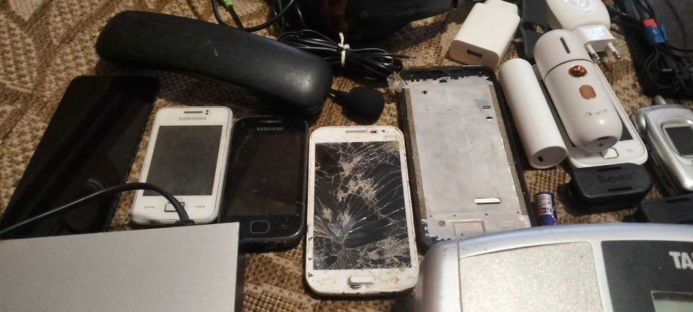 Неробочі та під ремонт гаджети одним лотом