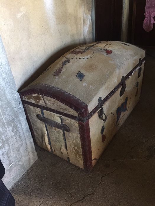 Arca antiga revestida a pele