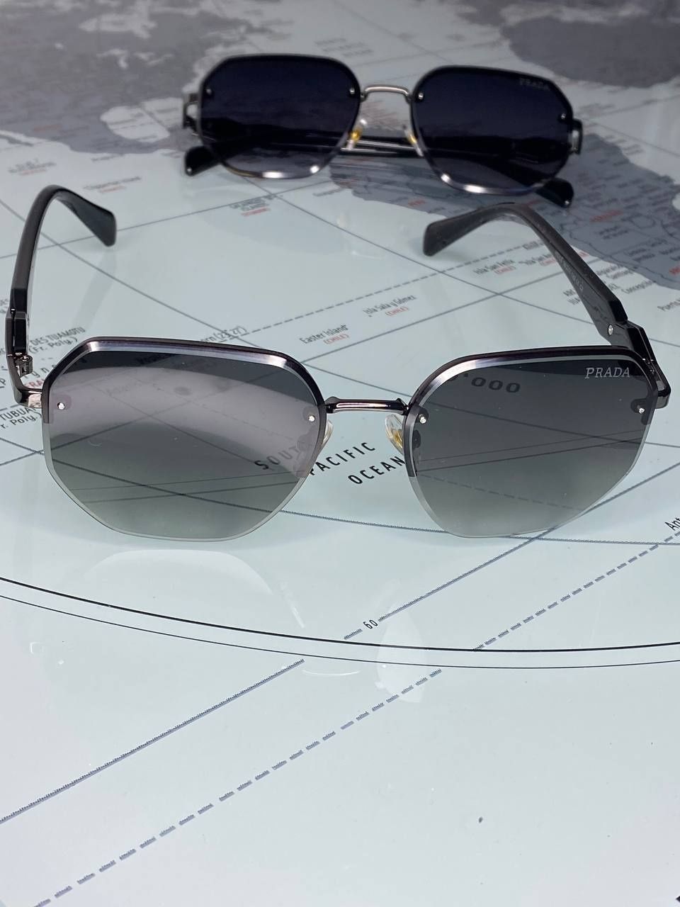 Женские солнцезащитные очки PRADA безободковые с тонкими дужками Прада