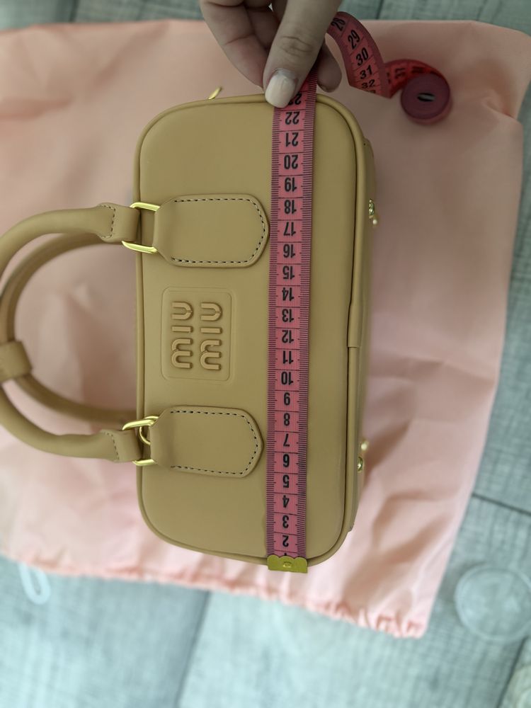 Сумка MiuMiu бежевого кольору