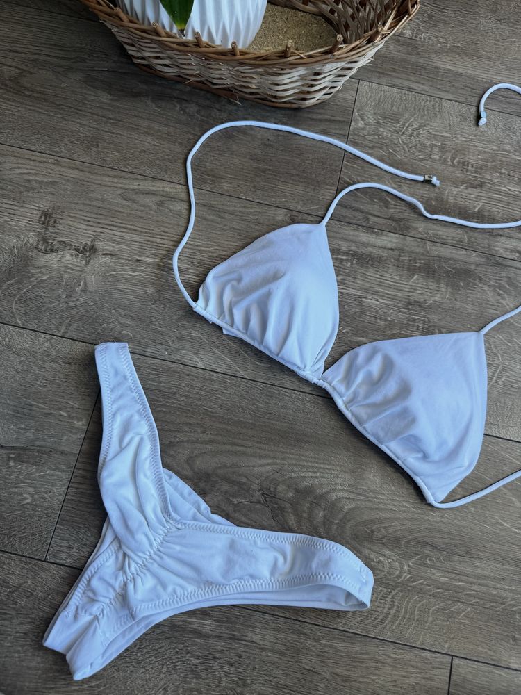 Bialy stroj kapielowy bikini