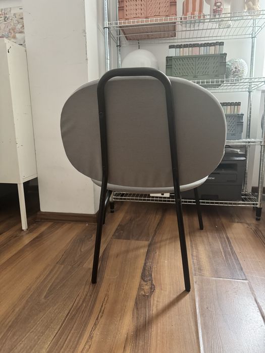 szary popielaty fotel Ikea Gävle do salonu biura tapicerowany wygodny