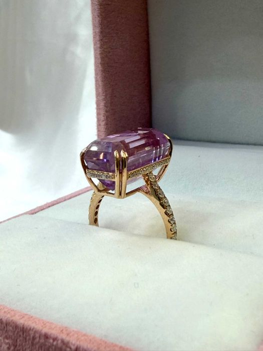 Pierścionek kunzyt 17.26 CT i diamentami naturalnymi 0.43 CT IGI