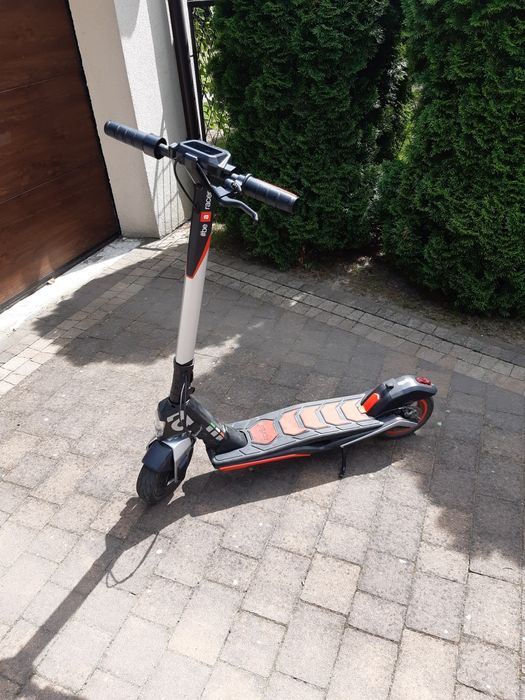 Hulajnoga elektryczna Aprilla bardzo niski przebieg stan bardzo dobry.