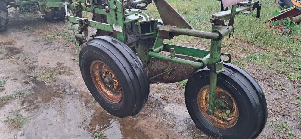 Продам плуг John Deere original!