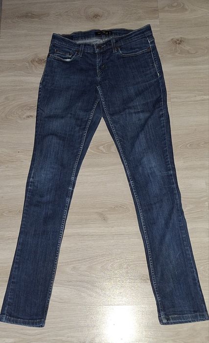 Jeansy Levis granatowe damskie.