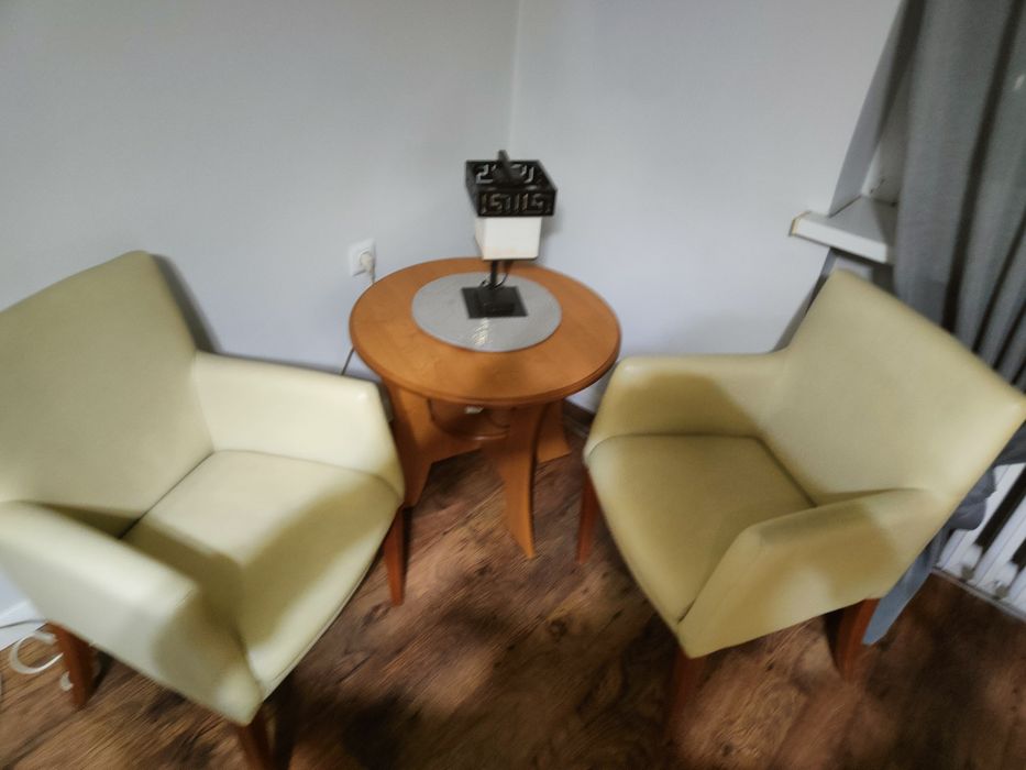 Dwa skórzane krzesła plus stolik